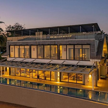 Oceanic Sunsets With River View, Comp Breakfast & Infinity Pool At Stayvista Verem Buitenkant foto